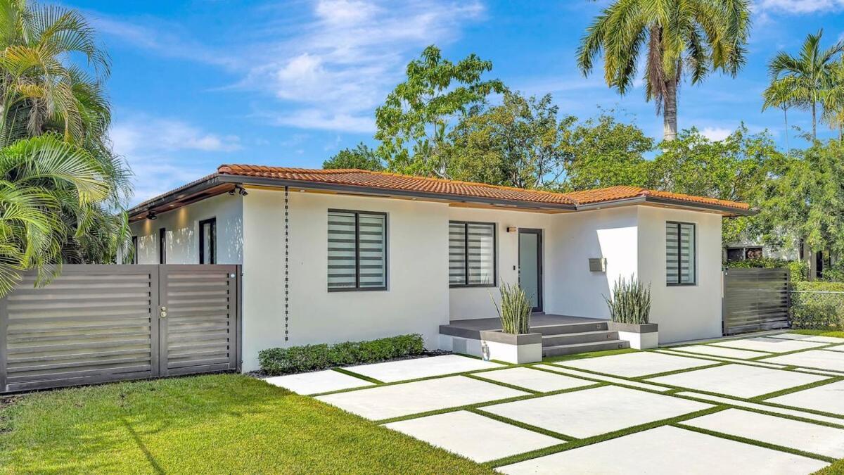 Brickell, Remote-ready Oasis Holiday home